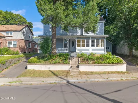1560 3rd St, Rensselaer, NY 12144