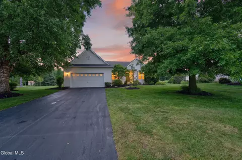 12 Danbury Ct, Clifton Park, NY 12065
