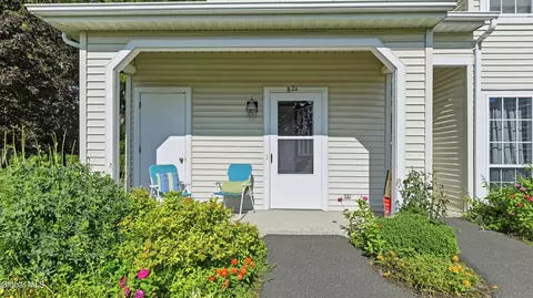 824 Ridge Cir, Troy, NY 12182