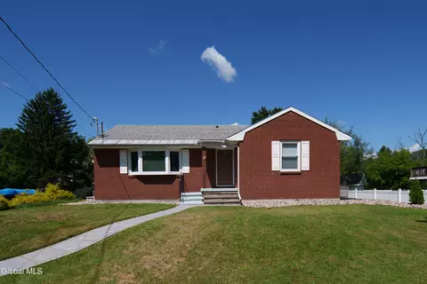 8 Belle Ave, Latham, NY 12110