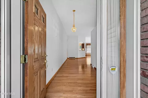 Entry Way - 8 Dalton Ct, Delmar, NY 12054 photo 2 of 4