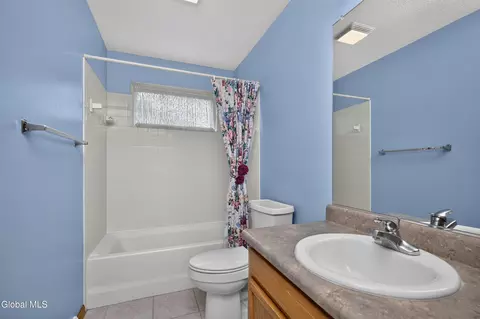 Bath - 8 Dalton Ct, Delmar, NY 12054 photo 4 of 5