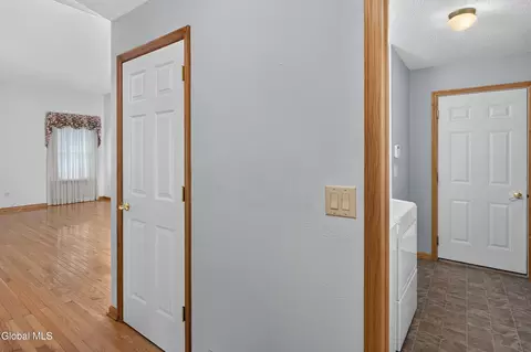 Entry Way - 8 Dalton Ct, Delmar, NY 12054 photo 4 of 4