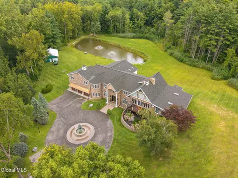 89 Knapp Rd, Malta, NY 12020