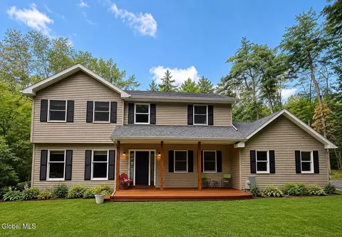 23 Holloway Ln, Averill Park, NY 12018