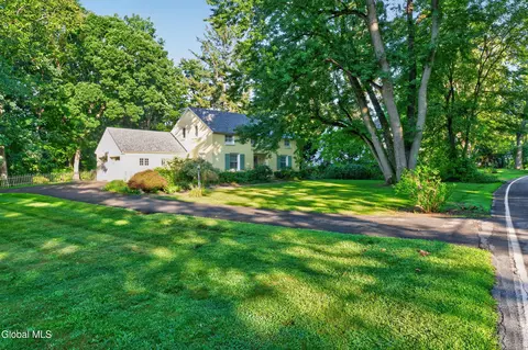 951 St Davids Ln, Niskayuna, NY 12309