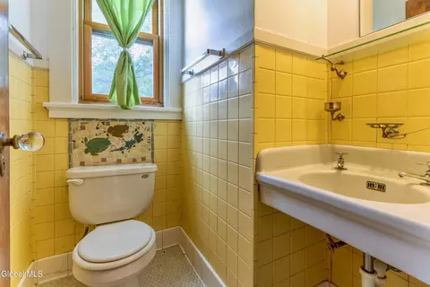 Bath - 6 Morris Ave, Schenectady, NY 12308 photo 2 of 5
