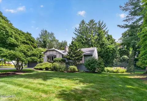 11 Laurel Dr, Loudonville, NY 12211