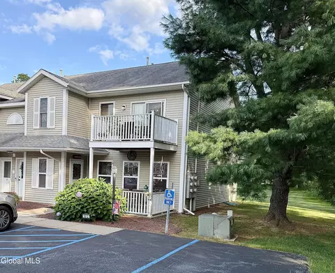 1812 Cambridge Manor Dr, Scotia, NY 12302