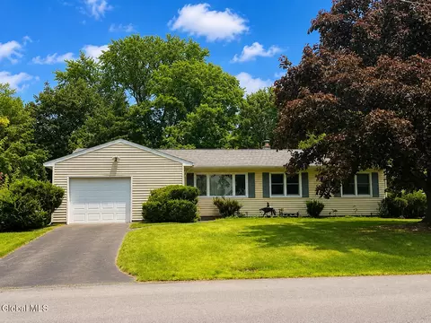 9 Clearview Blvd, Castleton On Hudson, NY 12033