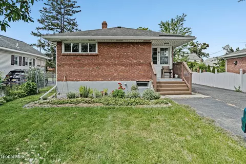 106 Edgecomb St, Albany, NY 12209