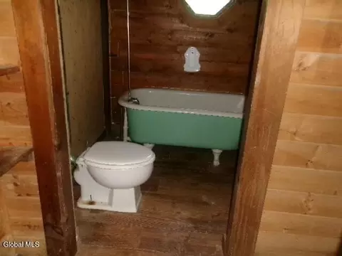Bath - 271 Hickey Rd, Hampton, NY 12837 photo 1 of 5