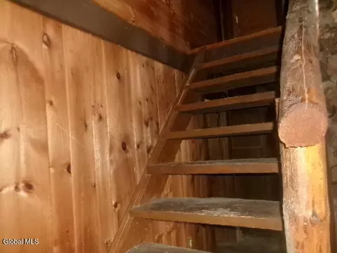 Entry Way - 271 Hickey Rd, Hampton, NY 12837 photo 5 of 9