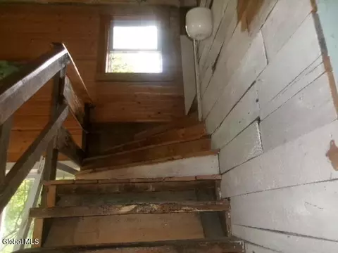 Entry Way - 271 Hickey Rd, Hampton, NY 12837 photo 8 of 9