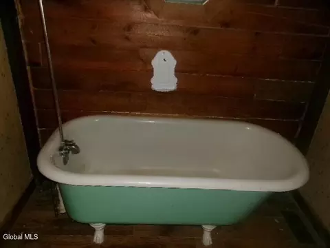 Bath - 271 Hickey Rd, Hampton, NY 12837 photo 2 of 5