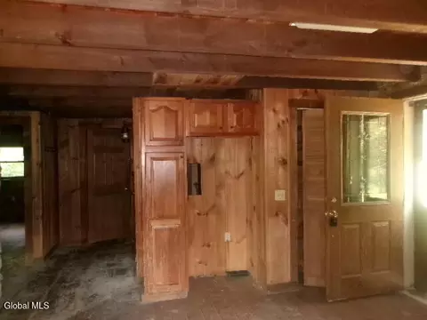 Entry Way - 271 Hickey Rd, Hampton, NY 12837 photo 2 of 9