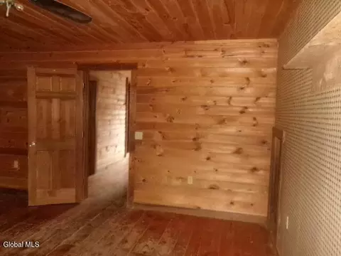 Bedroom - 271 Hickey Rd, Hampton, NY 12837 photo 5 of 14