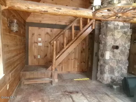 Entry Way - 271 Hickey Rd, Hampton, NY 12837 photo 3 of 9