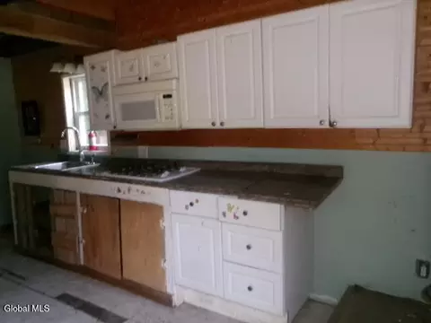 Kitchen - 271 Hickey Rd, Hampton, NY 12837 photo 4 of 5