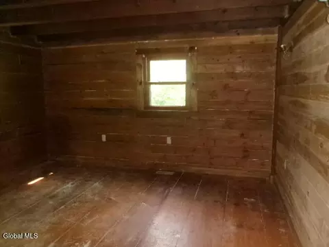 Bedroom - 271 Hickey Rd, Hampton, NY 12837 photo 6 of 14