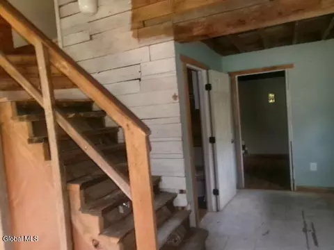 Entry Way - 271 Hickey Rd, Hampton, NY 12837 photo 7 of 9