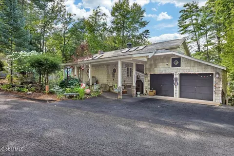 93 Sagamore Dr, Lake Luzerne, NY 12846