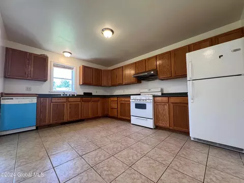 Kitchen - 313 Chiswell Rd, Schenectady, NY 12304 photo 2 of 2
