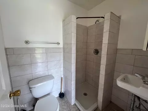 Bath - 313 Chiswell Rd, Schenectady, NY 12304 photo 1 of 2