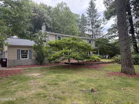 2 Acorn Grv, Ballston Lake, NY 12019