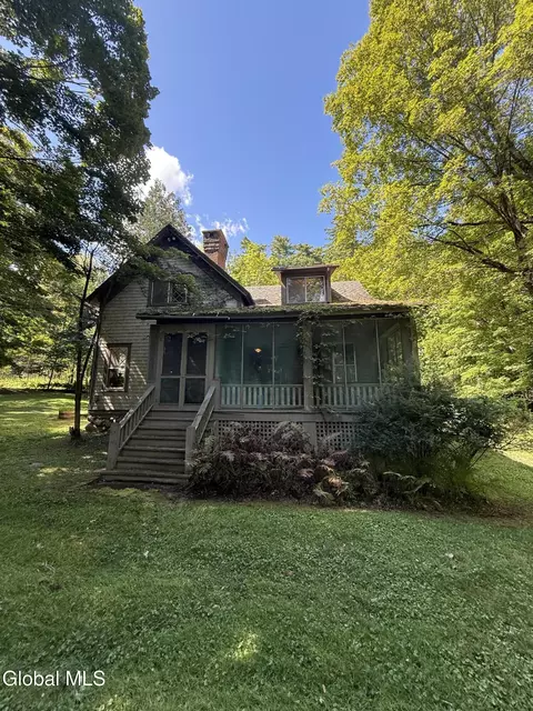 18 Tennis Court Hl, Ticonderoga, NY 12883