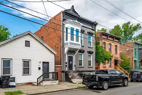 329 9th St, Troy, NY 12180