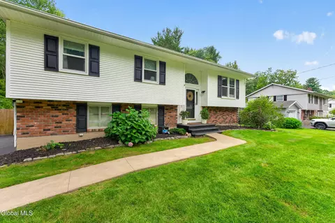 35 Acorn Ave, Clifton Park, NY 12065