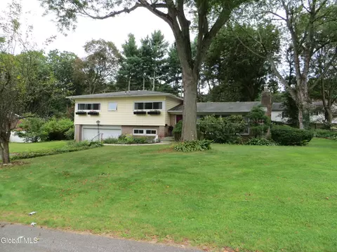 7 Paul Holly Dr, Loudonville, NY 12211
