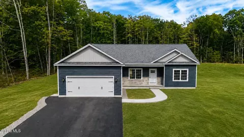 18 Wolfe Rd, Queensbury, NY 12804