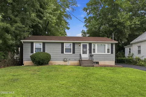 3 Newton St, Colonie, NY 12205