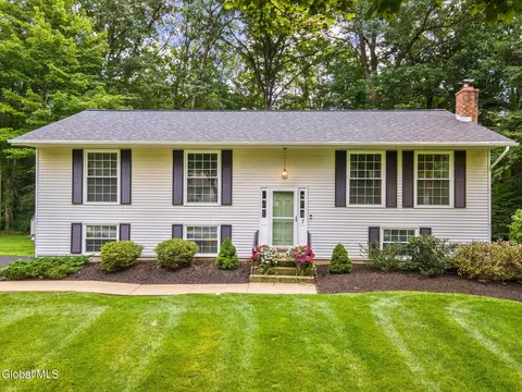 7 Acorn Ave, Clifton Park, NY 12065