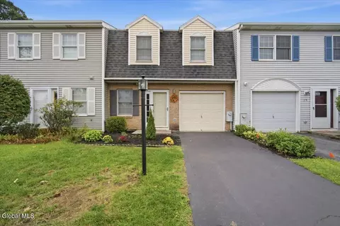 31 Bridgewood Ln, Watervliet, NY 12189