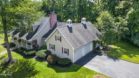 4 Massachusetts Ct, Rexford, NY 12148