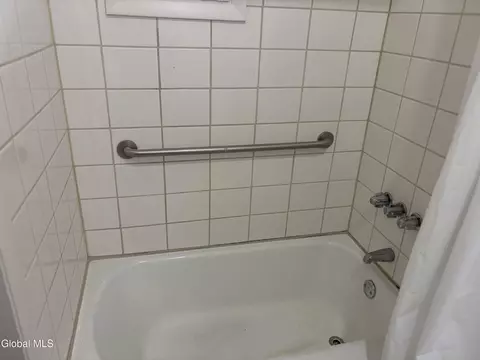 Bath - 314 Georgetta Dix, Schenectady, NY 12307 photo 2 of 10
