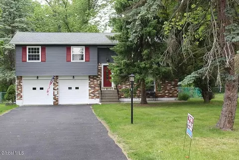 3 Tanners Ln, Rensselaer, NY 12144