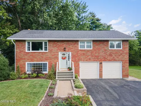 25 Oakwood Blvd, Clifton Park, NY 12065