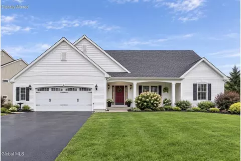 8 Gladstone Cir, Halfmoon, NY 12118