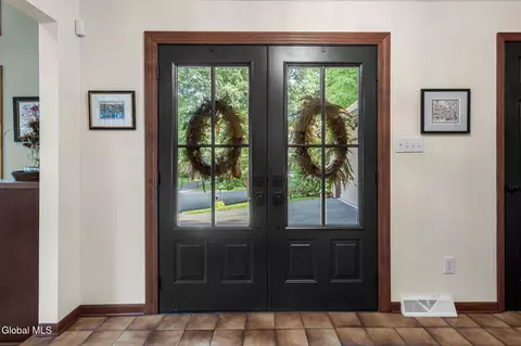 Entry Way - 25 Oaktree Ln, Schenectady, NY 12309 photo 1 of 6