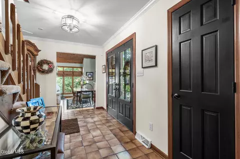 Entry Way - 25 Oaktree Ln, Schenectady, NY 12309 photo 2 of 6