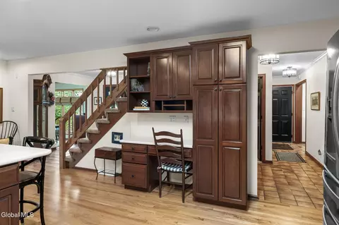 Entry Way - 25 Oaktree Ln, Schenectady, NY 12309 photo 3 of 6