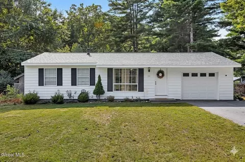 28 Davidson Dr, Saratoga Springs, NY 12866