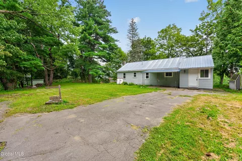 28 Cardinal Ln, New Baltimore, NY 12124