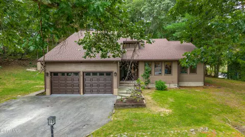 8 Fox Hollow Ln, Queensbury, NY 12804