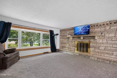 Living - 16 Golf Rd, Schenectady, NY 12304 photo 3 of 7