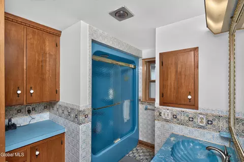 Bath - 16 Golf Rd, Schenectady, NY 12304 photo 1 of 3